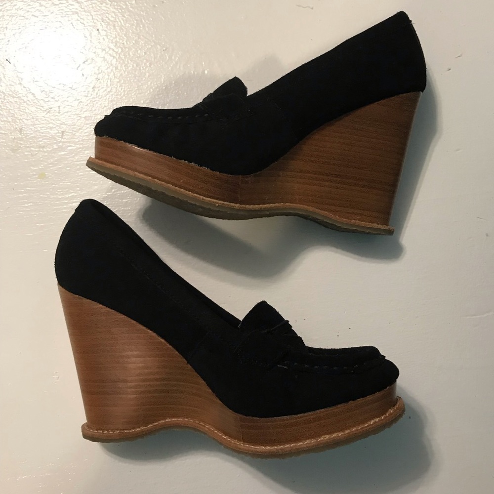 Black wedges
